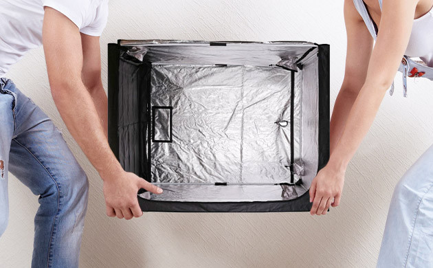 Два человека собирают гроубокс