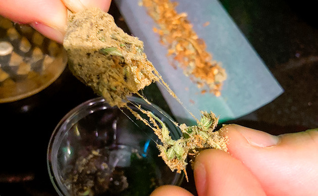 Кусочки лунного камня