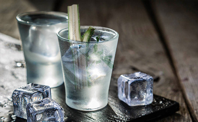 Алкоголь со стеблем конопли